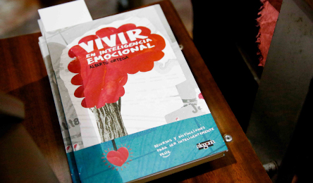 portada-libro-sobre-mesa portada-libro-sobre-mesa